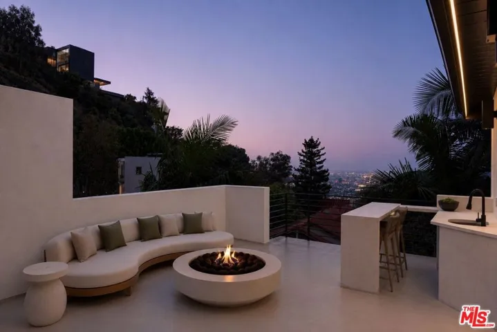 1716 Queens Court, Los Angeles, California 90069