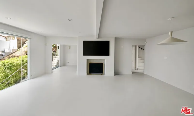 1716 Queens Court, Los Angeles, California 90069