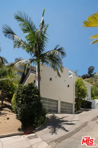1716 Queens Court, Los Angeles, California 90069