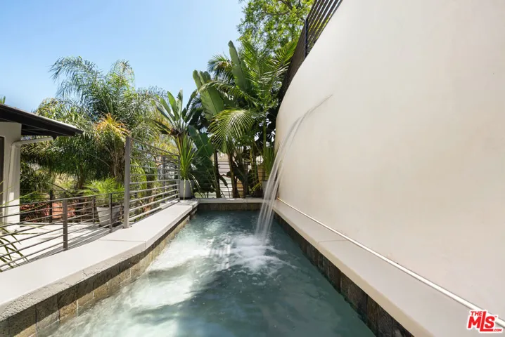 1716 Queens Court, Los Angeles, California 90069