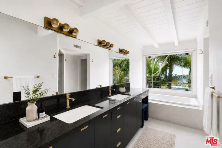 1716 Queens Court, Los Angeles, California 90069