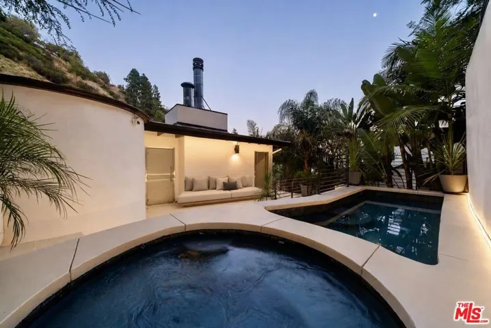 1716 Queens Court, Los Angeles, California 90069