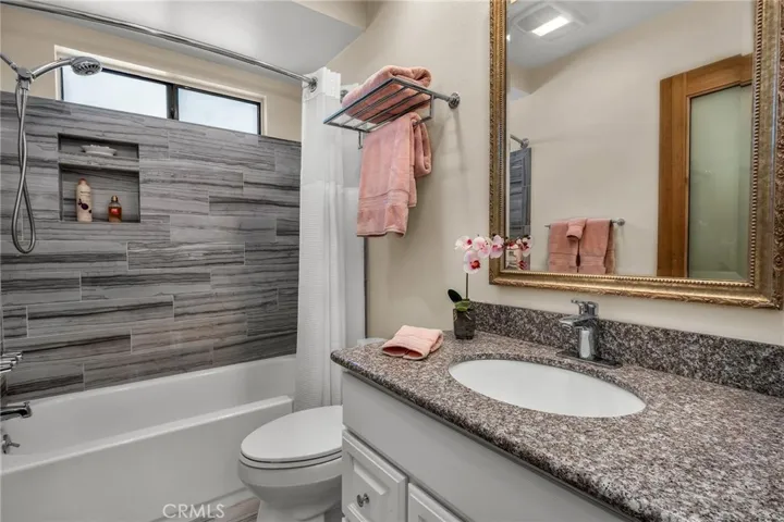 21555 Burbank Boulevard 47, Woodland Hills, California 91367