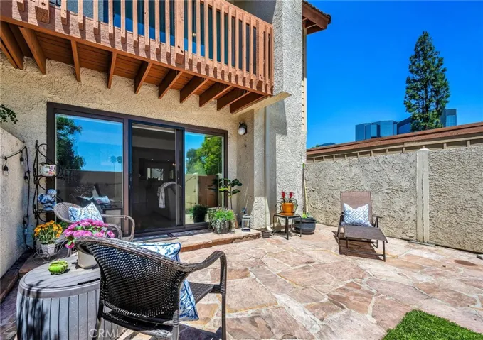 21555 Burbank Boulevard 47, Woodland Hills, California 91367