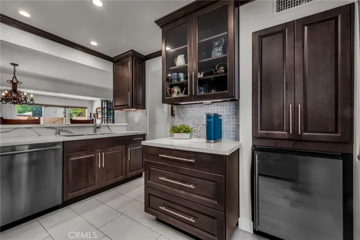 21555 Burbank Boulevard 47, Woodland Hills, California 91367