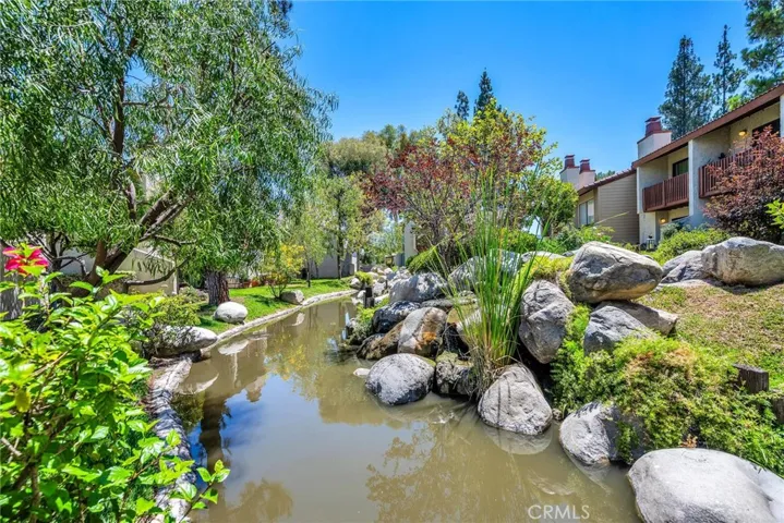 21555 Burbank Boulevard 47, Woodland Hills, California 91367