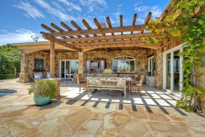 2484 Dos Lomas, Fallbrook, California 92028