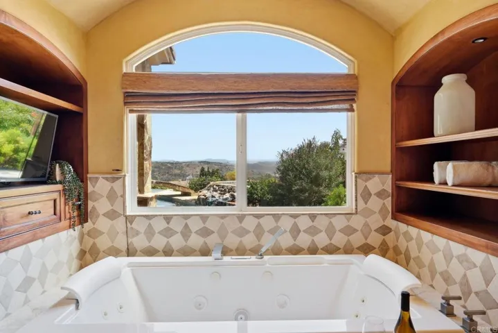 2484 Dos Lomas, Fallbrook, California 92028