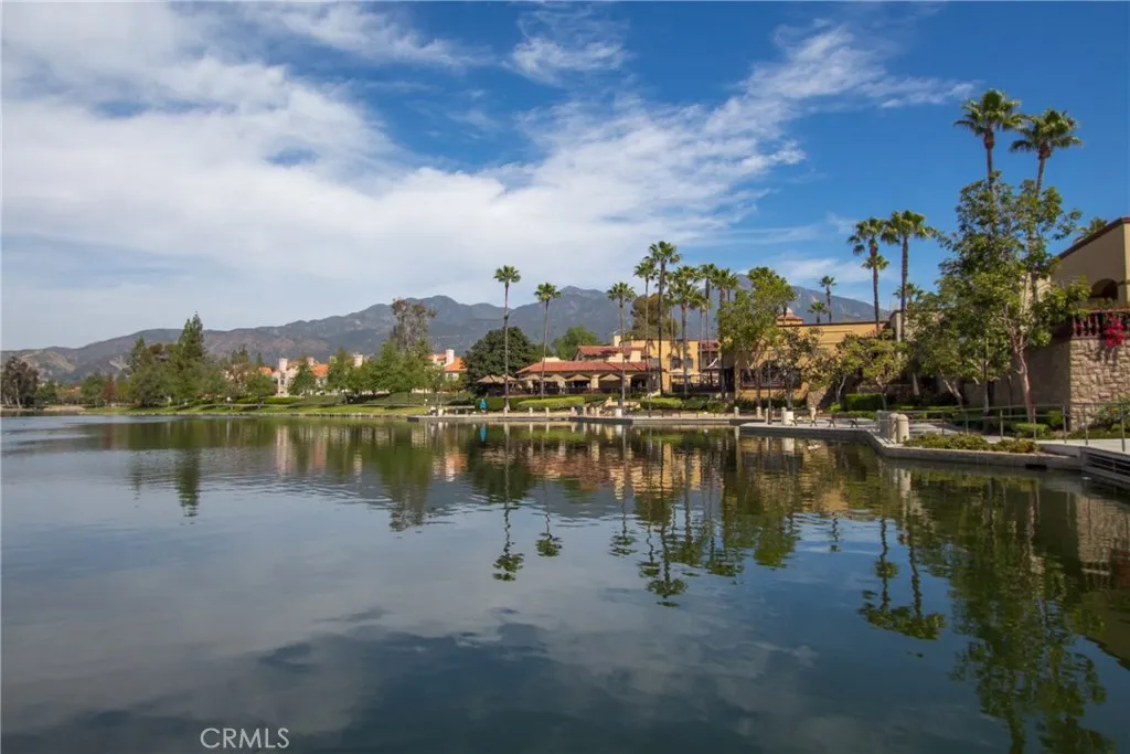 Shopping, restaurants, entertainment, banking within walking distance
