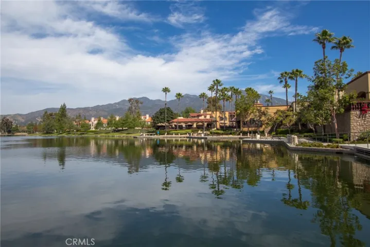 Shopping, restaurants, entertainment, banking within walking distance