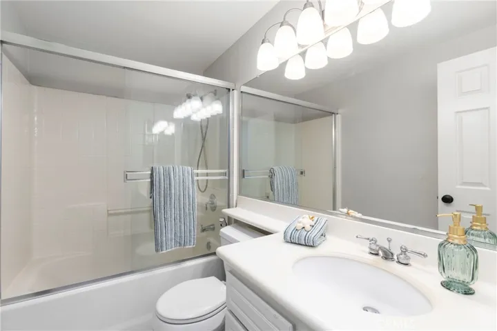 Secondary upstairs bath