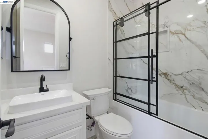 2nd floor bathroom 3 w/ tub