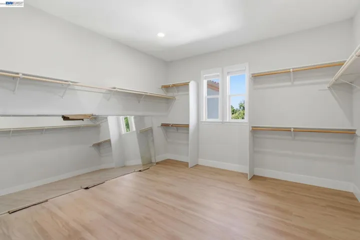 Masterbedroom Walk in Closet