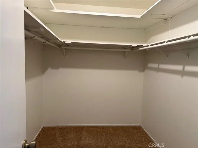 WALK-IN CLOSET 1