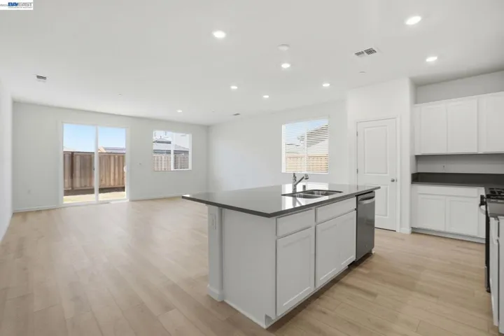 16047 Pirates Cove Ln, Lathrop, California 95330