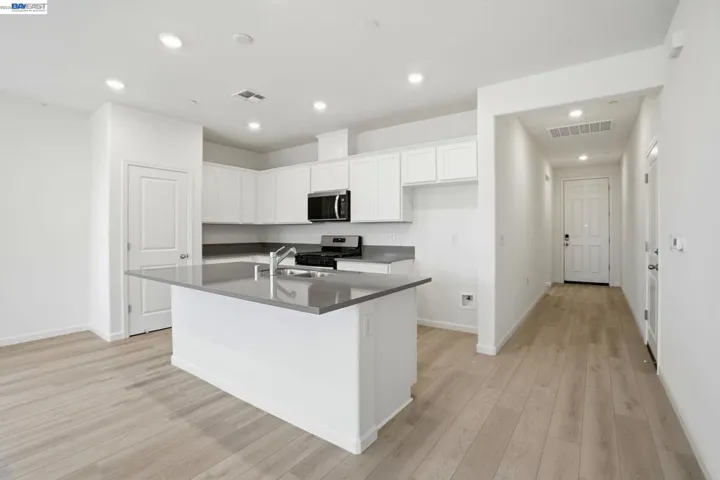 16047 Pirates Cove Ln, Lathrop, California 95330