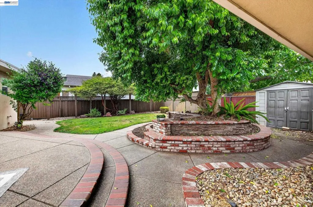 FLAT USABLE BACKYARD