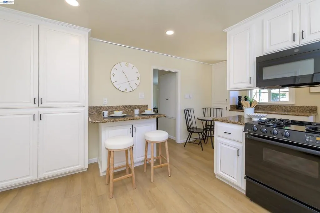 WITH WHITE​​‌​​​​‌​​‌‌​​‌​​​‌‌​​​‌​​‌‌​​‌‌​​‌‌​​​​ CABINETRY