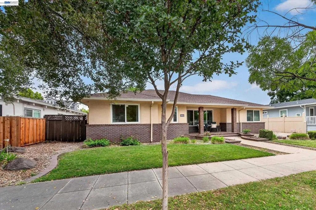POSSIBLE SIDE YARD ACCESS