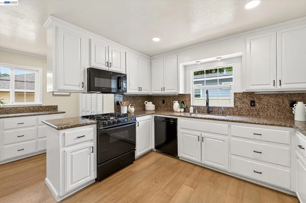 GAS RANGE AND RECESSED LIGHTS