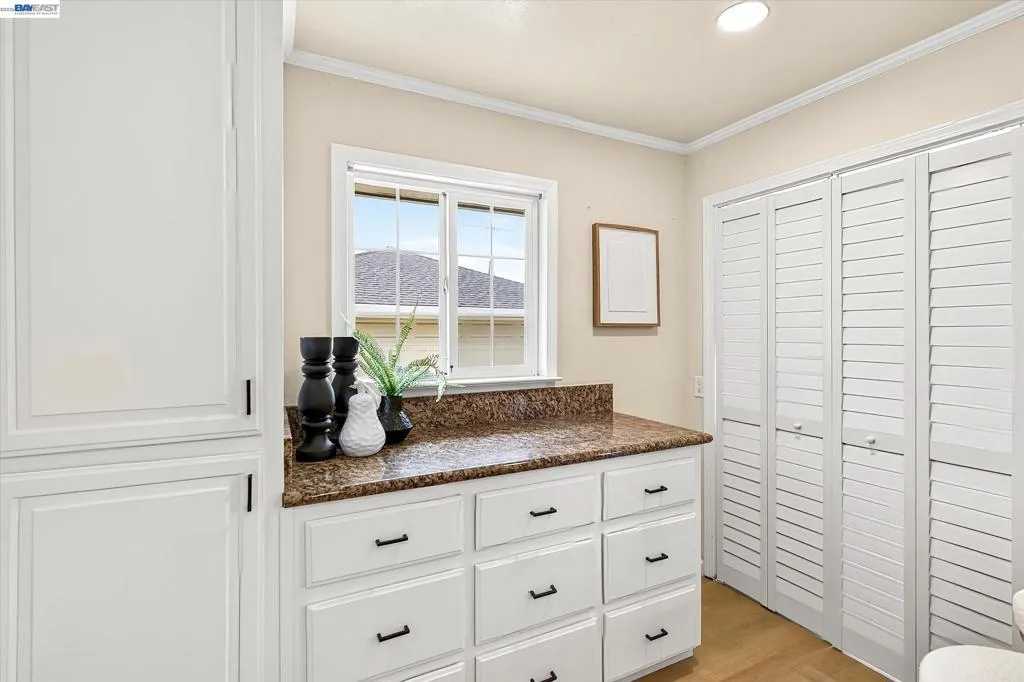 INTERIOR LAUNDRY ROOM