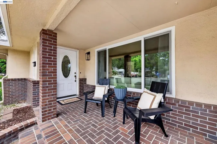 WELCOMING  COVERED FRONT PORCH