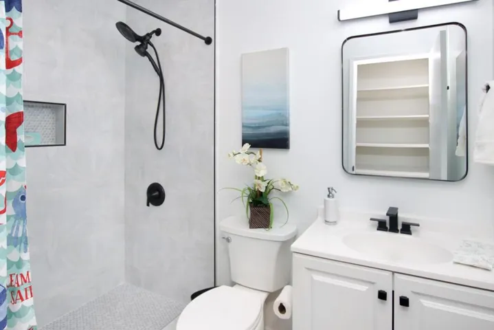 Hallway full bath