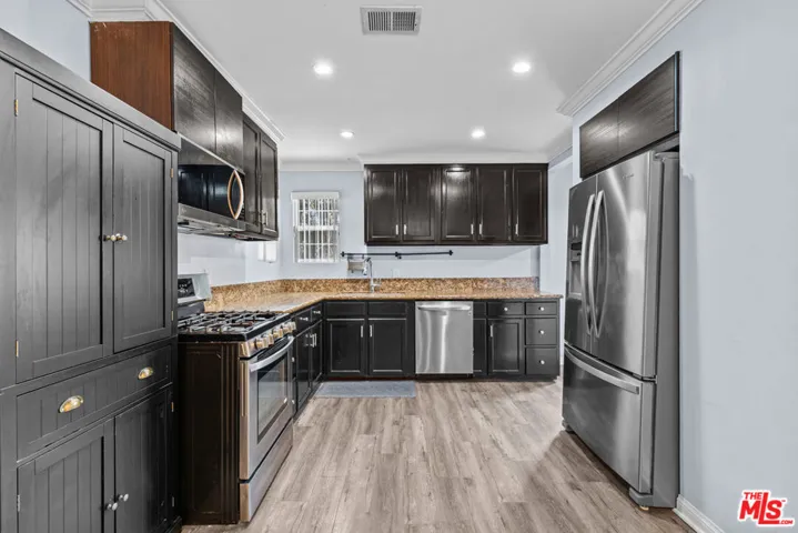 7048 Zelzah Avenue, Los Angeles, California 91335