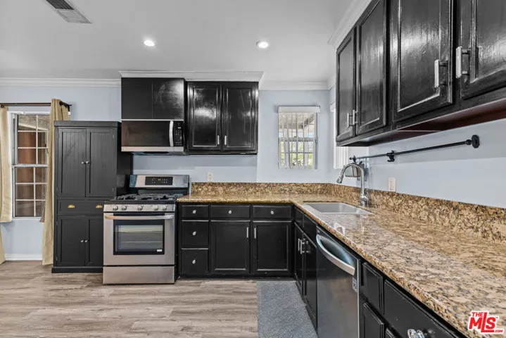 7048 Zelzah Avenue, Los Angeles, California 91335