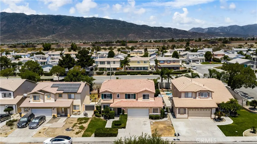 Aerial veiw of home and​​‌​​​​‌​​‌‌​​‌​​​‌‌​​​‌​​‌‌​​‌‌​​‌‌​​​​ neighborhood.