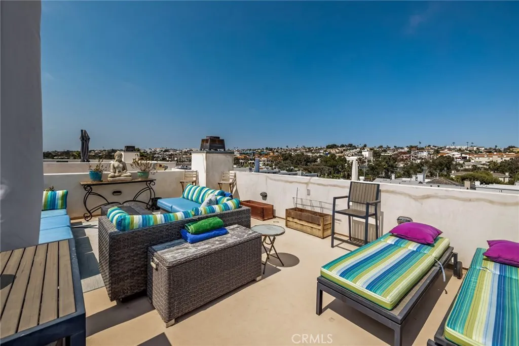 Spacious rooftop deck - currently unfurnished with views of the greenbelt and valley homes, lovely during the day and at night!  This photo was taken when the home was occupied​​‌​​​​‌​​‌‌​​‌​​​‌‌​​​‌​​‌‌​​‌‌​​‌‌​​​​ previously.
