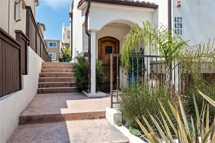Charming entry path to your front door with tourquoise accents!