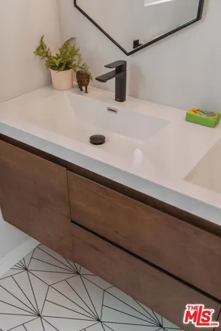 Upstairs Full Bathroom