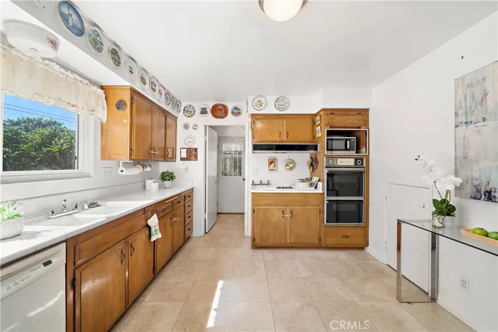 Sunny Eat-In Country-Style Kitchen