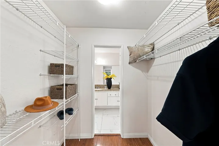 WALK IN CLOSET