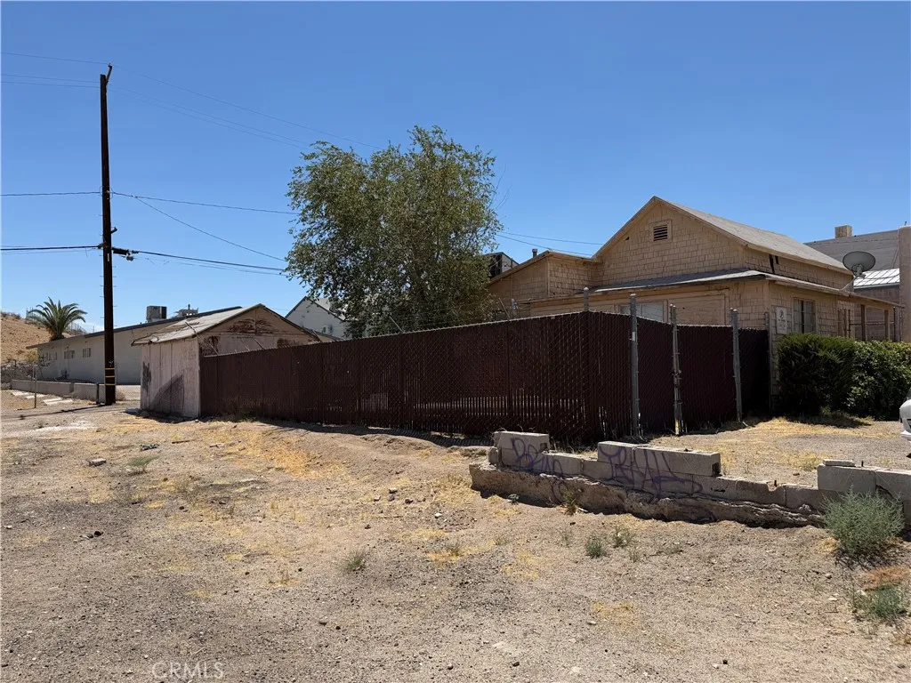 219 N 1st Avenue, Barstow, California 92311 — photo 5