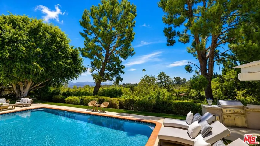 Yard/ Canyon views