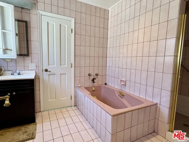 jack-n-jill bath 2