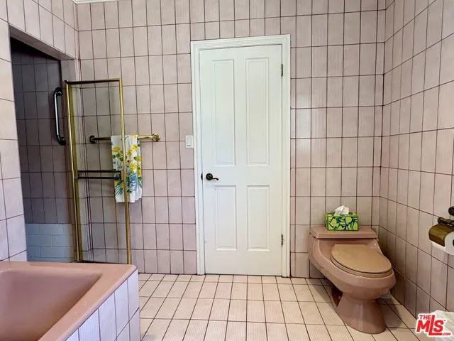 jack-n-jill bath