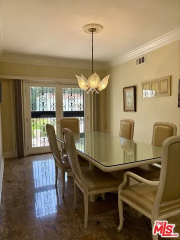 breakfast room