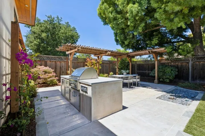 681 Springer Terrace, Los Altos, California 94024