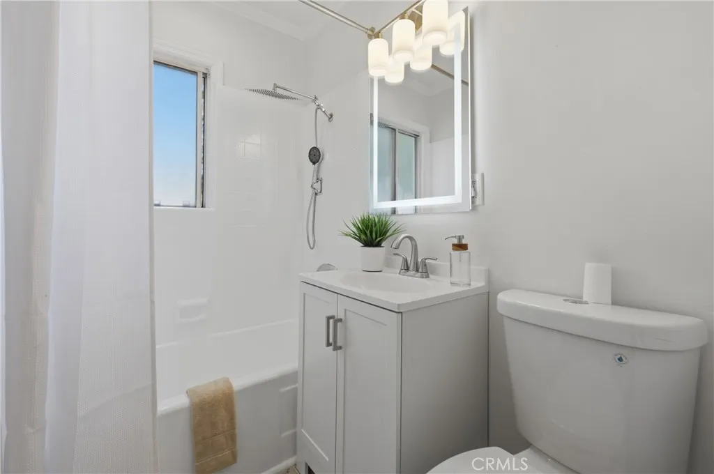 Full Hallway Bathroom