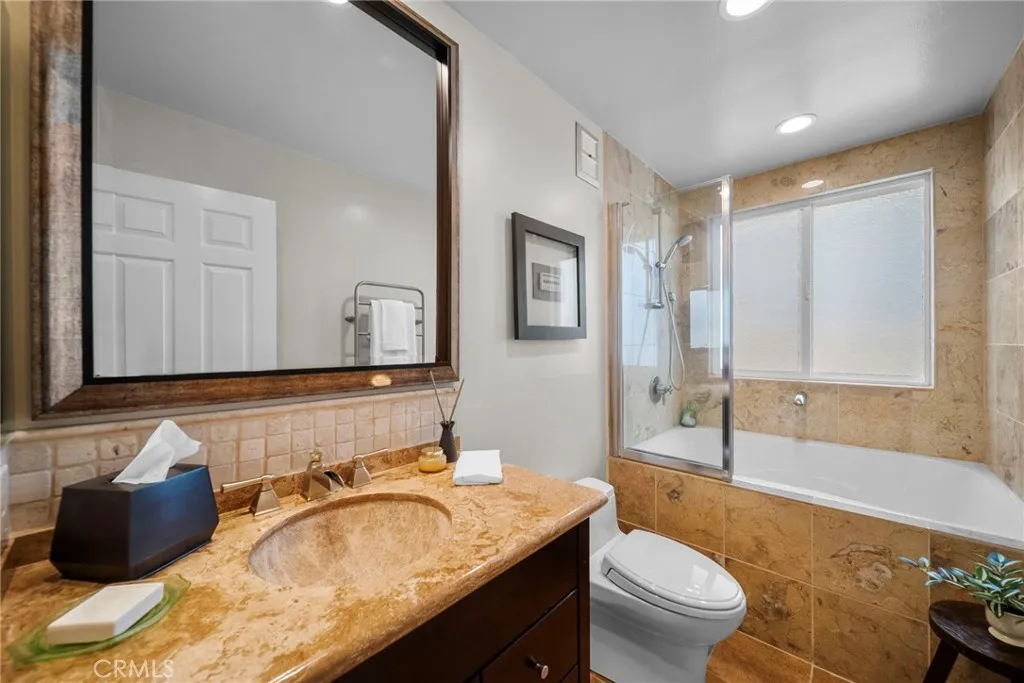 Bathroom 2 with jetted tub