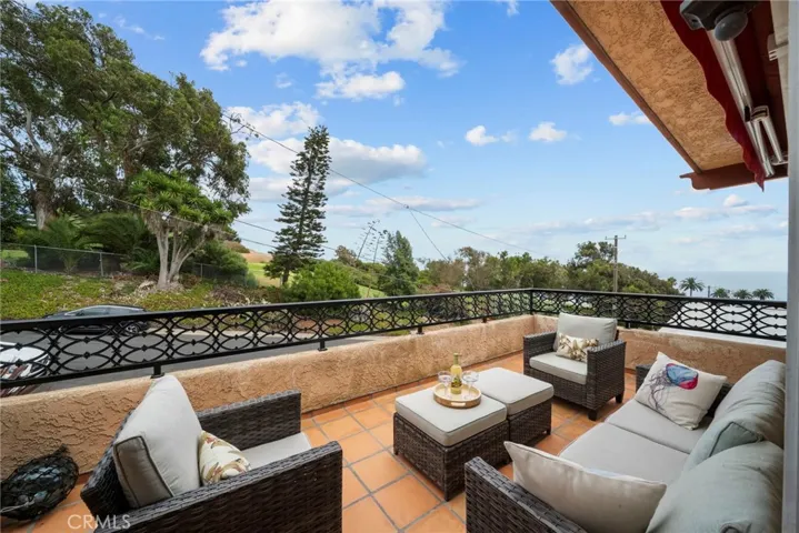 Front balcony/patio