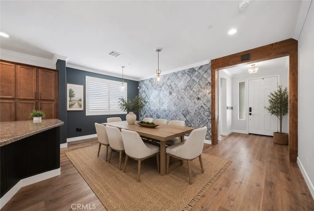 DINING ROOM (v-stage)