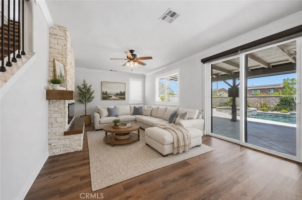 FAMILY ROOM (v-stage)