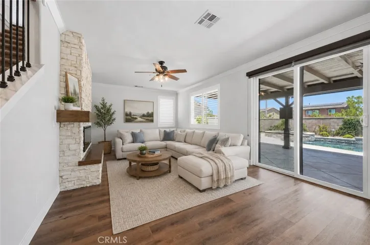 FAMILY ROOM (v-stage)