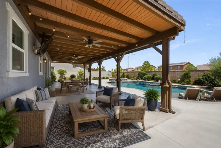 ENTERTAINERS BACKYARD (v-stage)