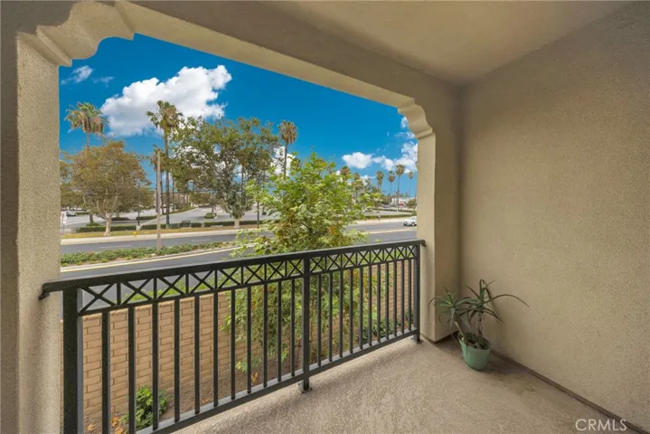 direct access balcony from dining area