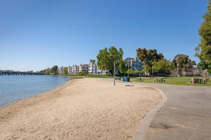 1536 Day Avenue F, San Mateo, California 94403